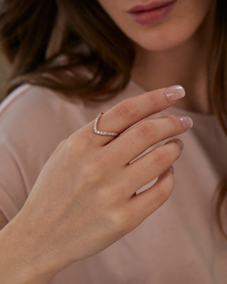 Alianza de boda con forma de V y diamantes cultivados en laboratorio de 2,0 mm con forma redonda EF-VVS 