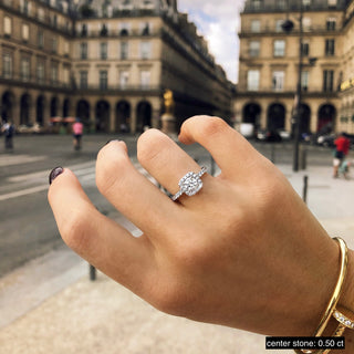 Anillo de compromiso con pavé de diamantes cultivados en laboratorio de talla redonda F-VS1 con halo de cojín de 0,6 ct 