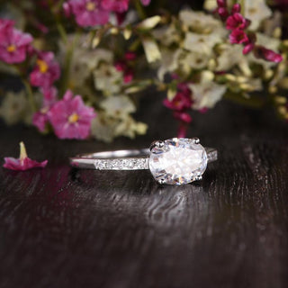 Bague de fiançailles en moissanite avec diamants ovales sertis pavé East West de 0,75 ct 