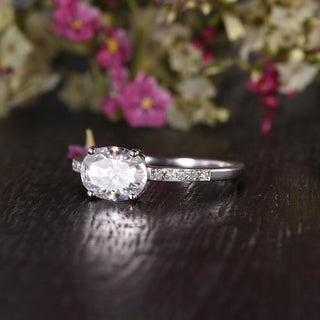 Bague de fiançailles en moissanite avec diamants ovales sertis pavé East West de 0,75 ct 