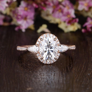 Bague de fiançailles à trois pierres en moissanite avec halo de diamants ovales de 0,75 ct