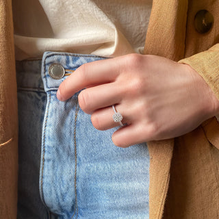 Bague de fiançailles pavée de diamants cultivés en laboratoire avec halo coussin de 0,76 ct F-VS1 