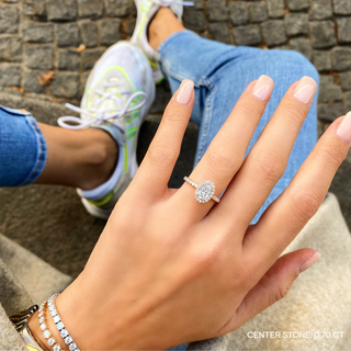 Anillo de compromiso con pavé de diamantes cultivados en laboratorio de 0,7 ct con corte ovalado y halo F-VS1 