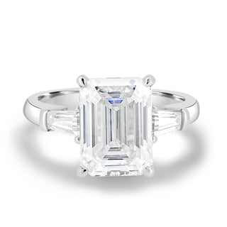 Bague de fiançailles solitaire en or blanc 18 carats avec diamant moissanite à trois pierres taille émeraude de 4,40 ct