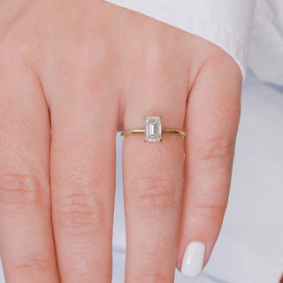 Anillo de compromiso con solitario de diamante y moissanita de talla esmeralda de 1,0 ct 