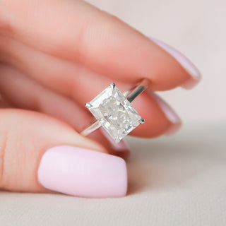 Bague de fiançailles en moissanite à halo caché de 2,0 ct à taille radiante 