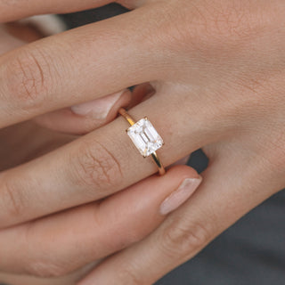 Bague de fiançailles East West en moissanite taille émeraude de 1,60 à 3 ct