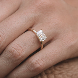 Bague de fiançailles East West en moissanite taille émeraude de 1,60 à 3 ct