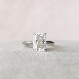 Bague de fiançailles en moissanite à halo caché de 2,0 ct à taille radiante 