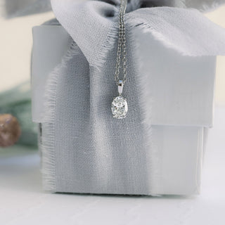 Collier solitaire en moissanite ovale en or massif