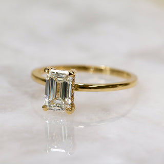 Bague de fiançailles avec diamant solitaire en moissanite taille émeraude de 1,0 ct 