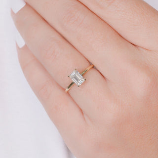 Bague de fiançailles avec diamant solitaire en moissanite taille émeraude de 1,0 ct 