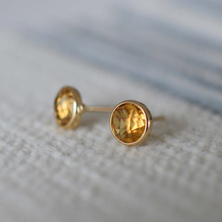 Clous d'oreilles avec pierre de naissance de novembre en citrine ronde et diamant de 0,90 ct