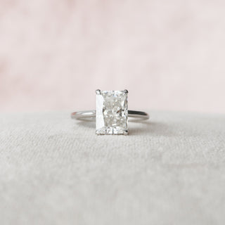 Bague de fiançailles en moissanite à halo caché de 2,0 ct à taille radiante 