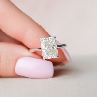 Bague de fiançailles en moissanite à halo caché de 2,0 ct à taille radiante 