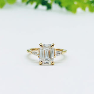 Bague de fiançailles à trois pierres en moissanite taille émeraude de 1,9 ct