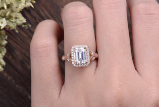 Bague de fiançailles avec diamant moissanite halo taille émeraude 1,0 ct