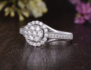 Anillo de compromiso con moissanita pavé de diamantes de talla redonda de 1,0 ct 