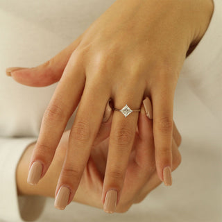 Anillo de compromiso con diamante moissanita solitario de talla princesa de 1,18 quilates 