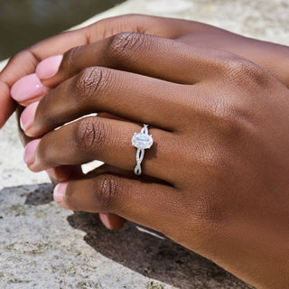 Anillo de compromiso con diamantes de moissanita pavé trenzado de corte ovalado de 1,33 quilates 