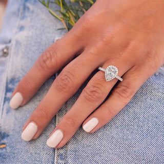 Anillo de compromiso con halo de moissanita y diamantes de talla pera de 1,33 quilates 