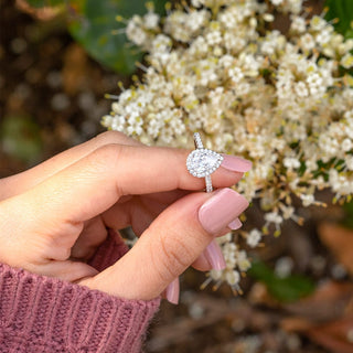 Anillo de compromiso con halo de moissanita y diamantes de talla pera de 1,33 quilates 