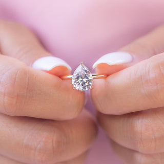 Anillo de compromiso con diamantes de moissanita con halo oculto y corte de pera de 1,33 quilates 