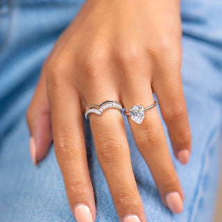 Anillo de compromiso con diamantes de moissanita con halo oculto y corte de pera de 1,33 quilates 