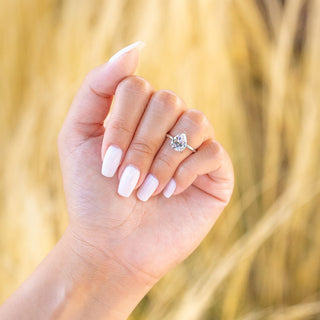 Anillo de compromiso con diamantes de moissanita con halo oculto y corte de pera de 1,33 quilates 