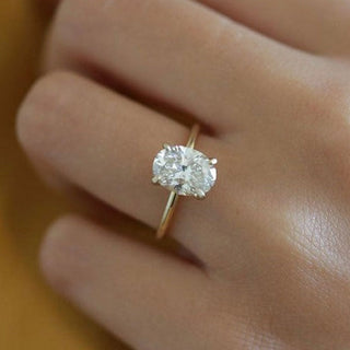 Bague de fiançailles solitaire en or jaune 18 carats avec diamant moissanite ovale à quatre griffes de 1,50 ct 