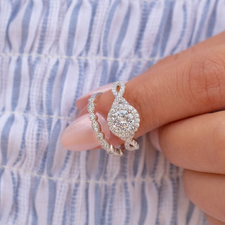 Anillo de compromiso con halo de moissanita y diamantes de talla ovalada de 1,50 quilates 