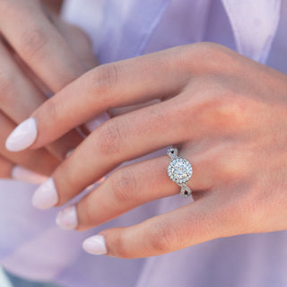 Anillo de compromiso con halo de moissanita y diamantes de talla ovalada de 1,50 quilates 