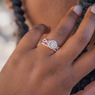 Anillo de compromiso con halo de moissanita y diamantes de talla ovalada de 1,50 quilates 