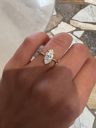 Anillo de compromiso con diamante cultivado en laboratorio F/VS1 de talla marquesa de 1,50 ct 