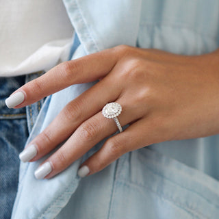 Anillo de compromiso con halo de moissanita y diamantes de talla ovalada de 1,5 quilates 