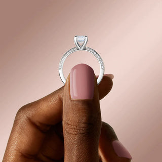 Anillo de compromiso con diamantes pavé de dos lados y moissanita de talla esmeralda de 1,60 quilates 