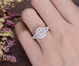 Bague de fiançailles halo en moissanite à taille ronde et tige fendue de 1,60 ct