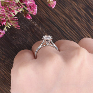 Bague de fiançailles en moissanite à taille ronde de 1,60 ct et sertissage pavé unique