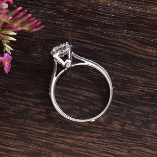 Bague de fiançailles en moissanite à taille ronde de 1,60 ct et sertissage pavé unique