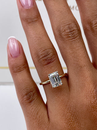 Bague de fiançailles avec diamant solitaire F-VS de 1,80 ct et émeraude cultivée en laboratoire 