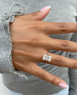 Bague de fiançailles avec diamant solitaire F-VS de 1,80 ct et émeraude cultivée en laboratoire 