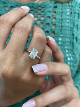 Bague de fiançailles avec diamant solitaire F-VS de 1,80 ct et émeraude cultivée en laboratoire 