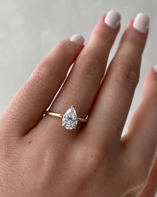 Anillo de compromiso con diamante cultivado en laboratorio E/VS1 de 1,80 ct en solitario en forma de pera 