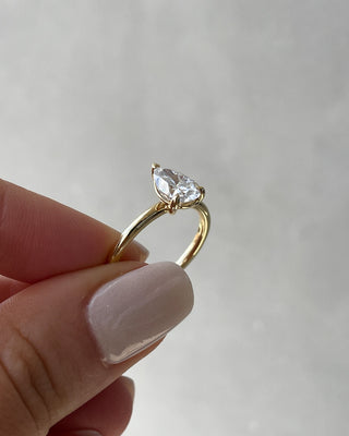 Anillo de compromiso con diamante cultivado en laboratorio E/VS1 de 1,80 ct en solitario en forma de pera 