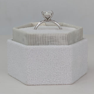 Anillo de compromiso con solitario de diamante de talla cojín G-VS2 de 1,81 ct 