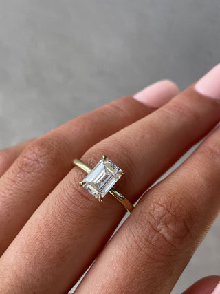 Bague de fiançailles en diamant de laboratoire E/VS2 avec halo caché en émeraude de 1,86 ct 