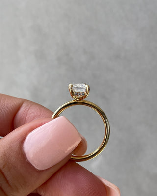 Bague de fiançailles en diamant de laboratoire E/VS2 avec halo caché en émeraude de 1,86 ct 