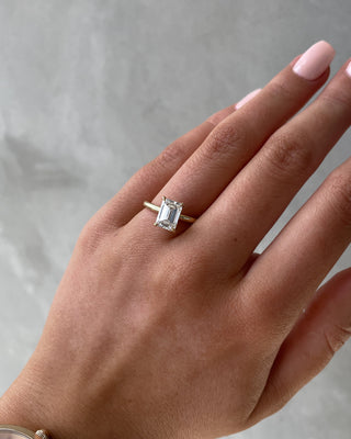 Bague de fiançailles en diamant de laboratoire E/VS2 avec halo caché en émeraude de 1,86 ct 