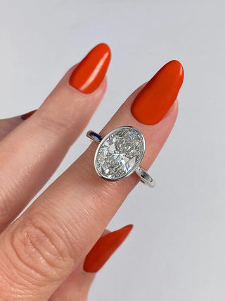 Bague de fiançailles avec diamant solitaire ovale en moissanite serti clos de 1,91 ct 