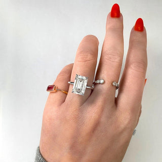 Anillo de compromiso con diamante solitario de moissanita de talla esmeralda de 1,91 quilates 